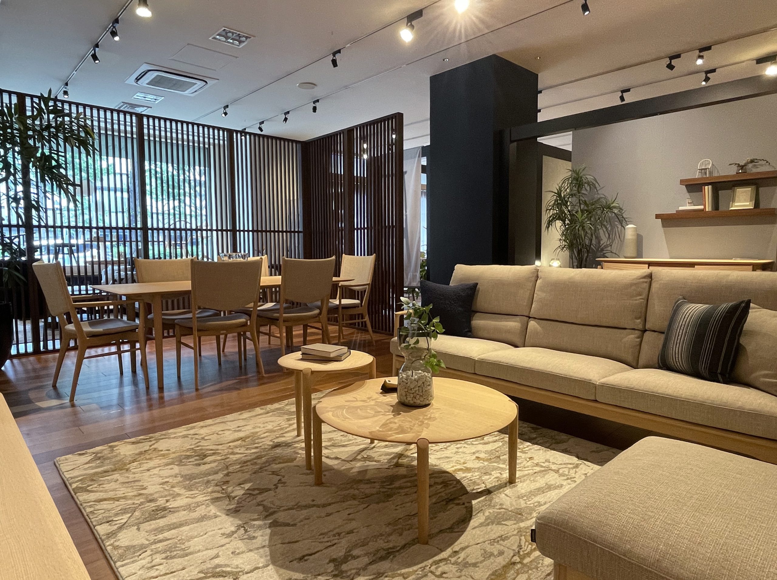 2023新商品【灑－セン】のリビングダイニング
日本らしさを表現する”詫び・寂び”の心得から着想し、繊細さと慎ましさを表現しています。オークの木質感を活かした美しい家具